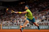 Rafael Nadal devuelve la pelota con un izquierdazo