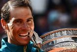 Rafael Nadal posa con el trofeo de Roland Garros 2022