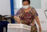 Una señora emite su voto para la gubernatura de Tamaulipas