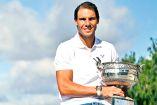 Rafael Nadal posa con su trofeo