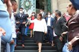 Berenice Hernández Calderón bajando escaleras del Congreso CDMX