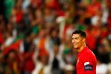 Cristiano Ronaldo, de pie, sonríe