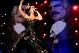 Edith Márquez en concierto con la imagen de Vicente Fernández al fondo