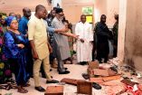El gobernador de Ondo, Rotimi Akeredolu, en una iglesia atacada 