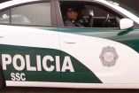 Policías a bordo de una patrulla