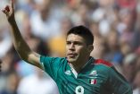 Oribe Peralta alza el brazo derecho en un juego de México