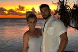 Cantante Britney Spears y su ahora esposo Sam Asghari, posan en medio de un atardecer