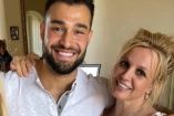 Britney abrazada de su esposo Sam Asghari