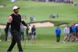 Tiger Woods caminando sobre un campo de golf