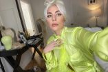 Lady Gaga se toma una selfie | @ladygaga