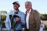 El golfista Charl Schwartzel con el CEO de LIV Golf Greg Norman | AFP