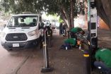 Hombres trabajando en una estación de Ecobici