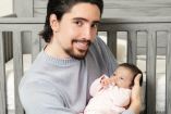 Alejandro Fernández Jr. sonriendo mientras sostiene en sus brazos a su hija Mía