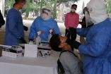 Personal de salud aplicando pruebas covid