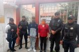 El adolescente y su madre con policías que los ayudaron. 