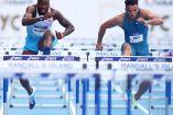Devon Allen saltando una valla en los 110 metros