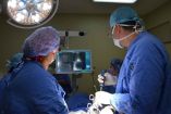 En la imagen, personal médico en una cirugía