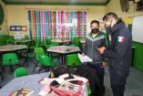 dos adultos en un salón de clases 