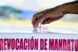 ciudadano emite su voto en al revocación de mandato