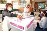 Una mujer emite su voto en la consulta de revocación de mandato