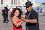 Una pareja baila al ritmo de un danzón.