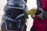 Bomba de gasolina cargando tanque de motocicleta