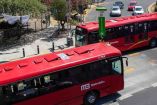 En la imagen, dos unidades del Metrobús circulando en CDMX