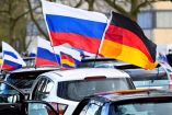 Banderas de Alemania y Rusia durante una marcha en Berlín.