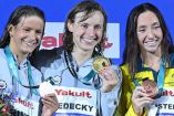 Katie Ledecky en el podio con la medalla de oro
