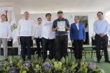 El gobernador Miguel Barbosa, Adán Augusto y Rosa Icela Rodríguez con beneficiario de programa en Puebla