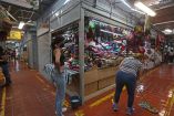 Comerciantes trapeando en un pasillo de un mercado