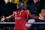 Sadio Mané alzando las manos