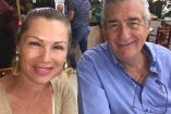Leticia Calderón con blusa café, junto a su padre que viste camisa azul