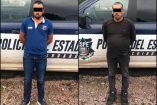 Dos hombres con los brazos hacia atrás y el rostro cubierto que fueron detenidos