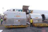 Un avión en el AICM con contenedores con vacunas de Pfizer