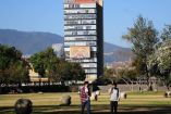 Imagen panorámica de Ciudad Universitaria y dos alumnos caminando
