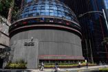 Personas caminan afuera del edificio de la Bolsa Mexicana de Valores