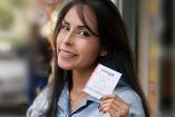 Mujer con boletos de lotería