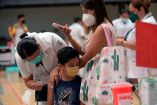 Un niño es vacunado contra covid-19.