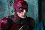 Ezra Miller como Flash.