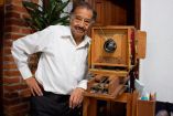 El fotógrafo Luis Ruiz posa con su vieja cámara NOBA.