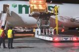Avión con vacunas en el AICM y dos hombres parados