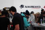 Pasajeros se registran en un módulo de Aeroméxico
