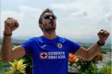 Fernando del Solar posa con la camiseta de Cruz Azul.