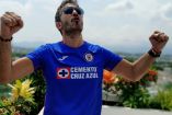 Fernando del Solar con playera del cruz azul