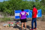Personas viendo flores donde hallaron trailer con migrantes