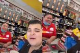 Mientras el tiktoker ríe al imitar a la colombiana, no pasa desapercibida la mirada incrédula de la cajera.