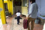 Una mujer lleva a su hijo a la escuela 