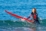 Shakira en el mar sobre una tabla de surf