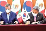 El canciller Marcelo Ebrard firmó con Park Jin, ministro de Exteriores de Corea del Sur, el acuerdo de cooperación entre México y el país asiático. Foto: Especial